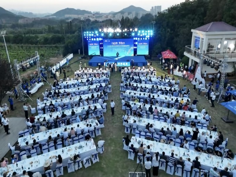 8月14日，2023第七屆青島華東國(guó)際干白節(jié)暨首屆暢飲白花節(jié)活動(dòng)在華東百利酒莊舉行。此次活動(dòng)由中國(guó)酒業(yè)協(xié)會(huì)葡萄酒分會(huì)、中國(guó)國(guó)際商會(huì)青島商會(huì)等單位主辦，華東公司及嶗礦公司承辦，除了蓬萊、寧夏產(chǎn)區(qū)國(guó)產(chǎn)干白品牌外，還吸引德國(guó)、智利等10多個(gè)國(guó)際品牌參會(huì)(1).jpg