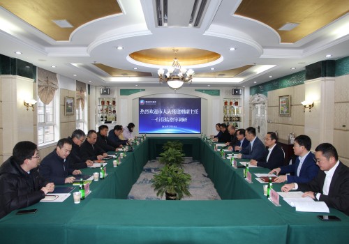 2月21日，市人大副主任張建剛一行到華東公司走訪調(diào)研，集團(tuán)董事長(zhǎng)王達(dá)、總經(jīng)理劉富華等陪同調(diào)研。飲料集團(tuán)作為全市食品飲料產(chǎn)業(yè)鏈鏈主企業(yè)，要積極匹配城市發(fā)展戰(zhàn)略，帶動(dòng)產(chǎn)業(yè)鏈融合發(fā)展，進(jìn)一步提升品牌創(chuàng)新力和影響力，使“老字號(hào)”在創(chuàng)新中煥發(fā)“新活力”。圖為座談會(huì)現(xiàn)場(chǎng)(1).jpg